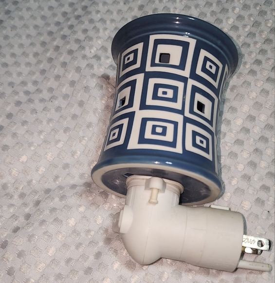 SCENTSY EUC BLUE WONKY PLUGIN DIFFUSER NIGHT LIGHT FRAGRANCE WARMER - Picture 2 of 5